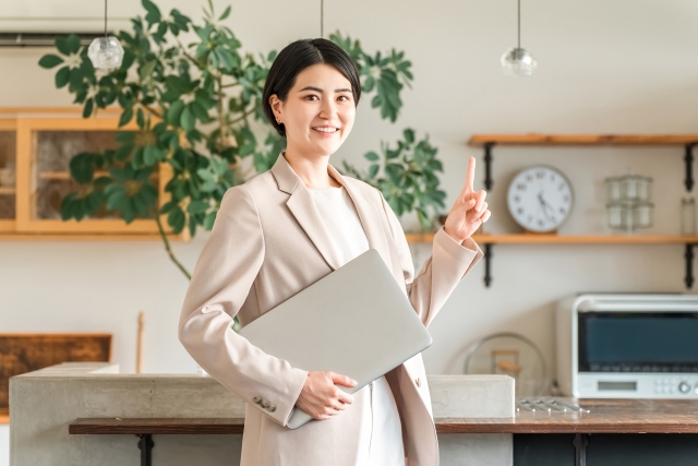 キッチンに立つビジネスウーマン