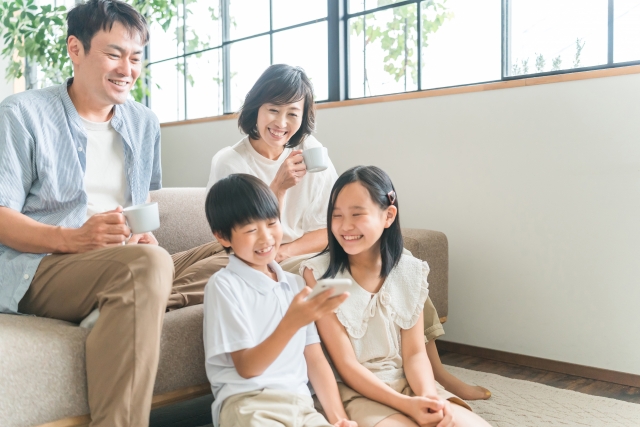 リビングで楽しく過ごす家族の様子