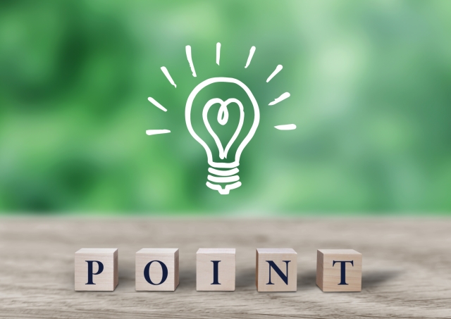 アイデアを示す電球と木製ブロック