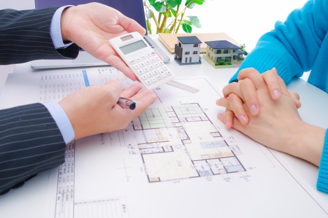 建築プランを見ながら打ち合わせ