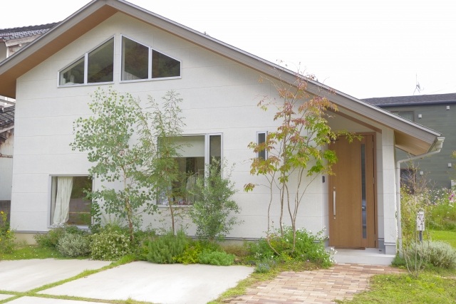 緑に囲まれた現代的な家の外観