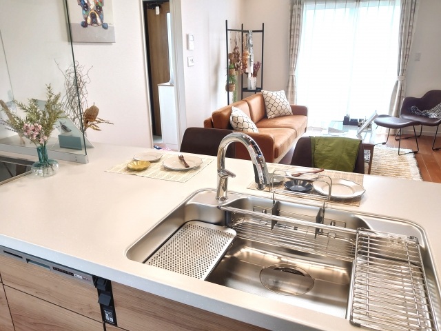 洗練されたキッチンと居心地の良いリビング