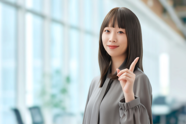 オフィスで笑顔の女性ビジネスリーダー