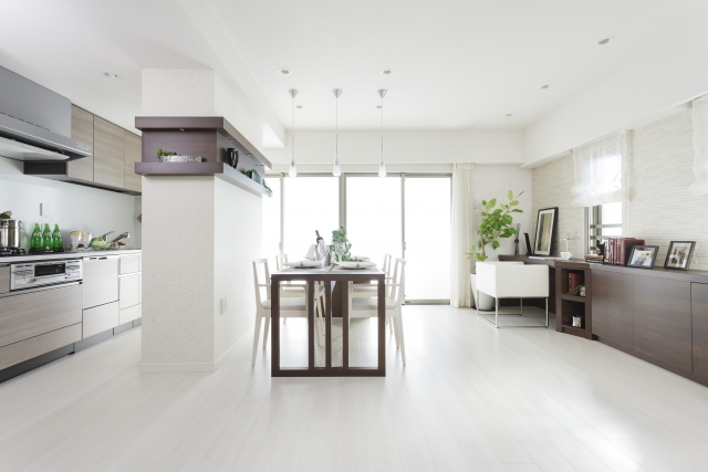 広々としたモダンな白いキッチン