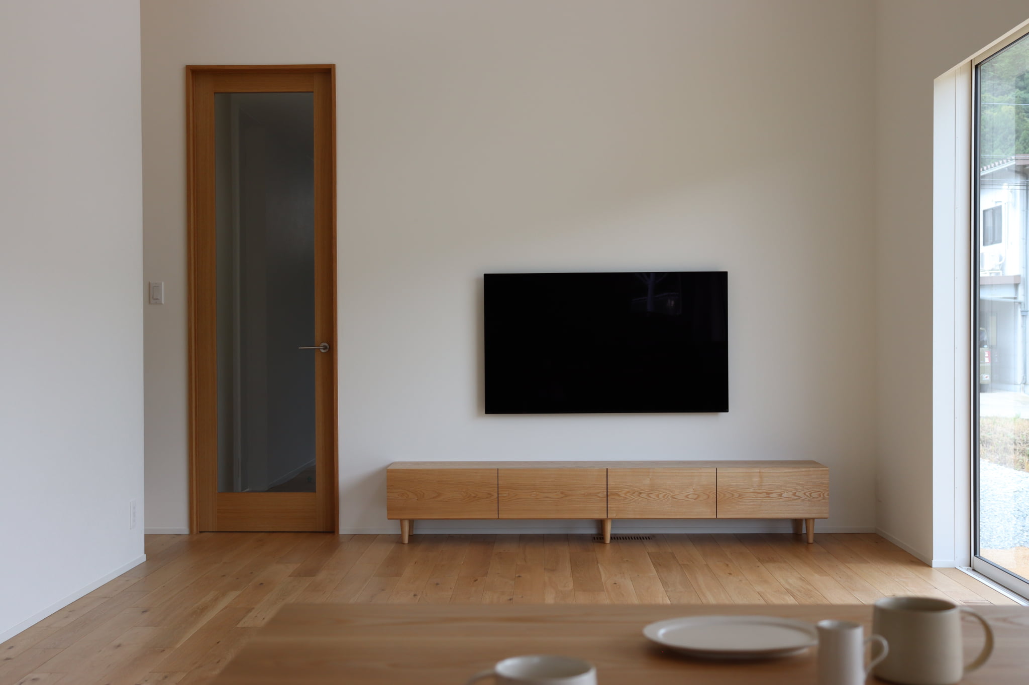 壁をペイントするカップルの共同作業