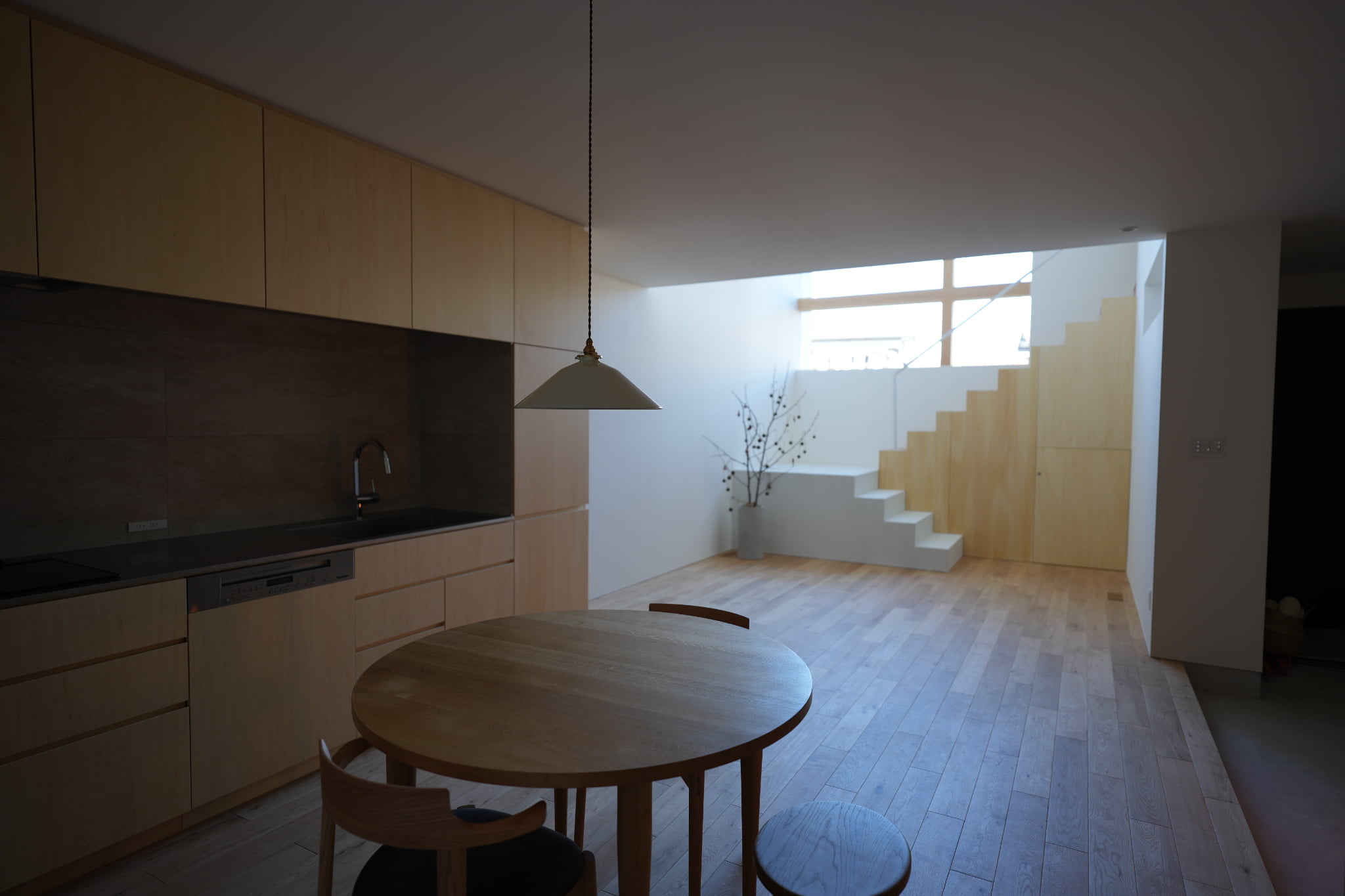 テーブルで住宅プランを検討する人々
